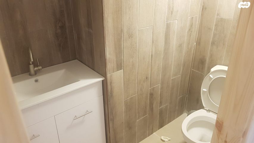 חנויות/ שטח מסחרי, קיבוץ גלויות 84, העיר התחתית, ואדי סאליב, חיפה