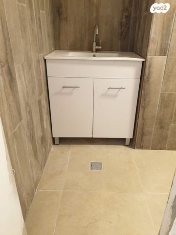 חנויות/ שטח מסחרי, קיבוץ גלויות 84, העיר התחתית, ואדי סאליב, חיפה