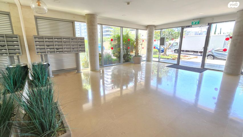 דירה, שייקה אופיר, פסגות אפק, ראש העין