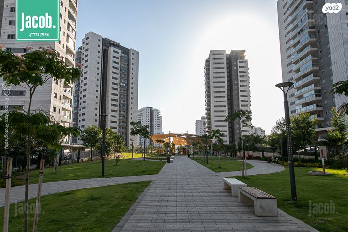 גג/ פנטהאוז, שדרות מנחם בגין, החותרים, טירת כרמל