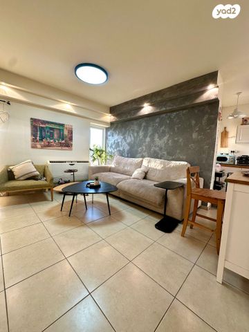 דו משפחתי, אלפי מנשה