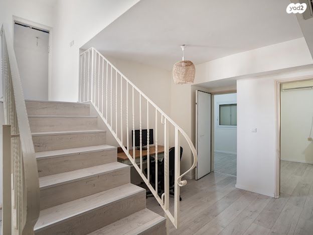 גג/ פנטהאוז, קדימה צורן