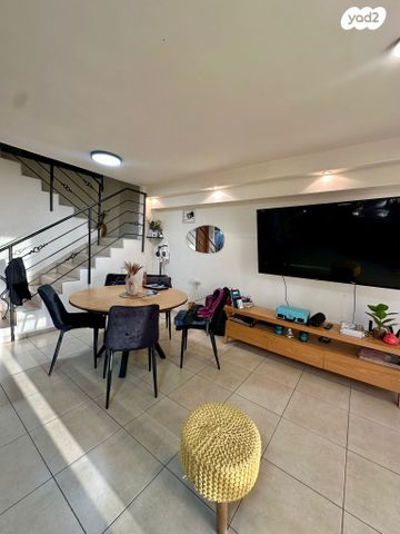 דו משפחתי, אלפי מנשה