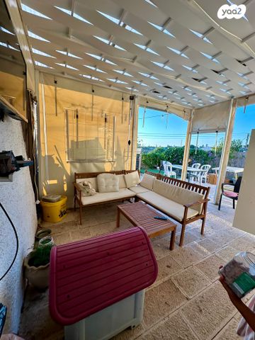 דו משפחתי, אלפי מנשה