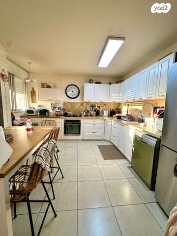 דו משפחתי, אלפי מנשה