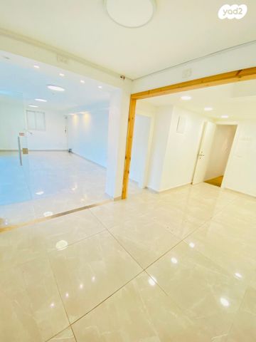 חנויות/ שטח מסחרי