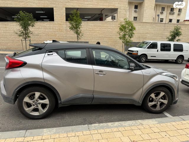 מודעת רכב טויוטה C-HR