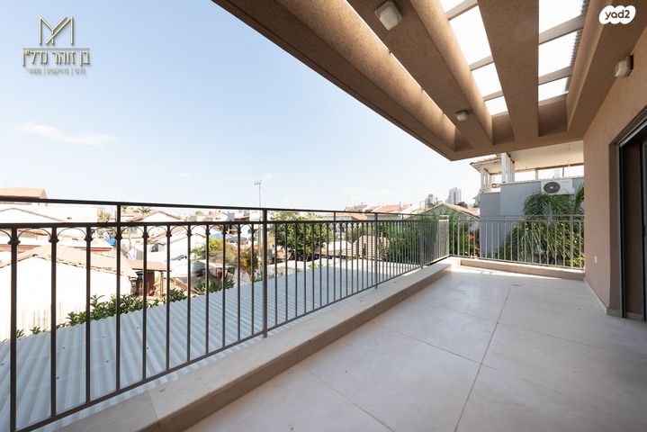 דו משפחתי, משעול מעפילי קפריסין, שיכוני המזרח, ראשון לציון