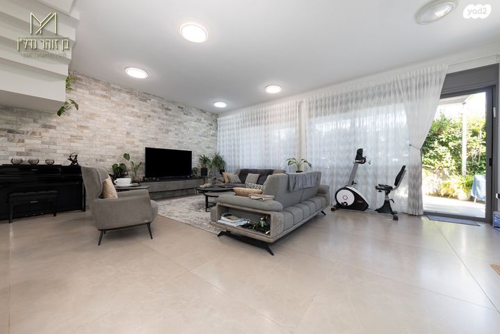 דו משפחתי, משעול מעפילי קפריסין, שיכוני המזרח, ראשון לציון