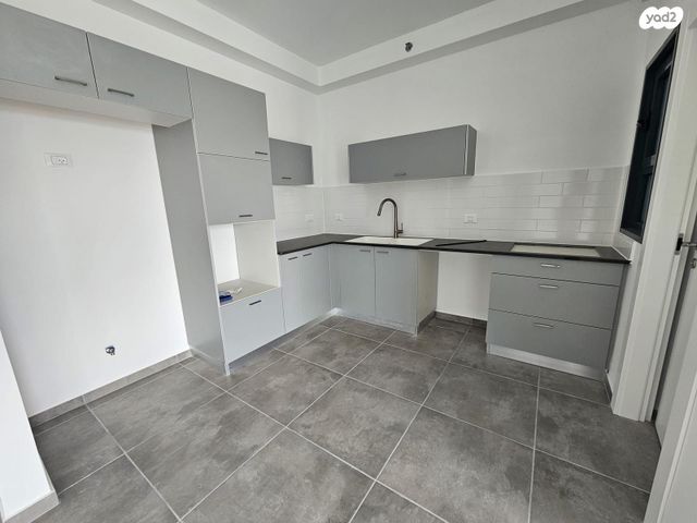 דירה, אריק אינשטיין, נאות אפק, אפקה, קרית ביאליק