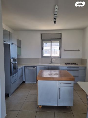 דירה, החורש 6, 2008, רעננה