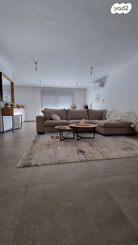 דו משפחתי, נעלה