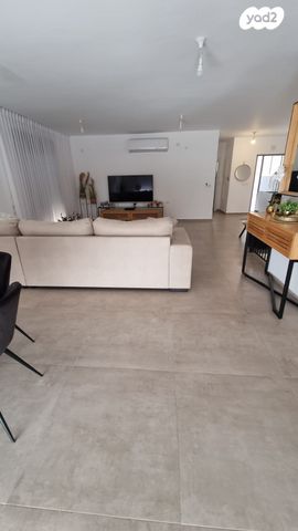 דו משפחתי, נעלה