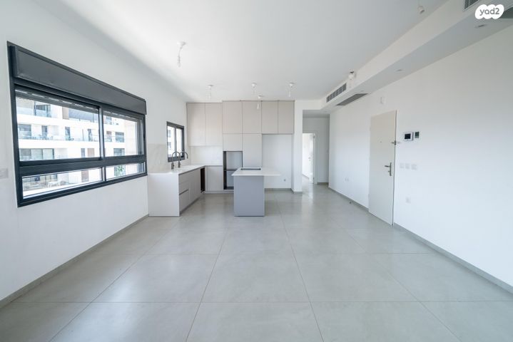 גג/ פנטהאוז, מודיעין מכבים רעות