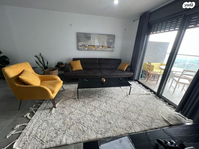 גג/ פנטהאוז, נתיבות מערב, נתיבות