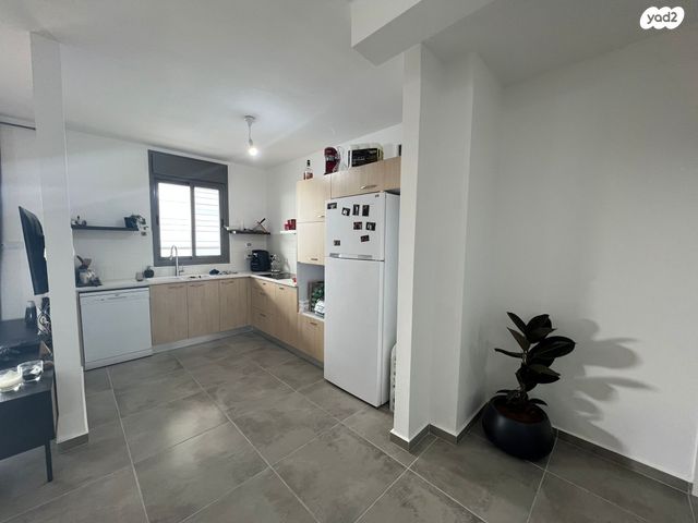 גג/ פנטהאוז, נתיבות מערב, נתיבות