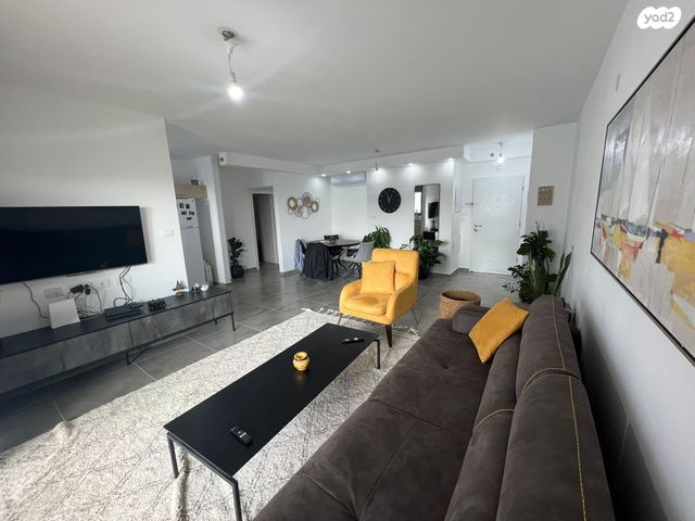 גג/ פנטהאוז, נתיבות מערב, נתיבות