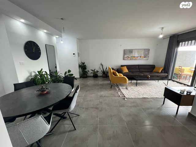 גג/ פנטהאוז, נתיבות מערב, נתיבות