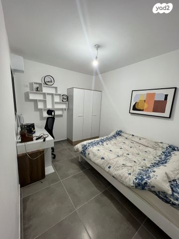 גג/ פנטהאוז, נתיבות מערב, נתיבות