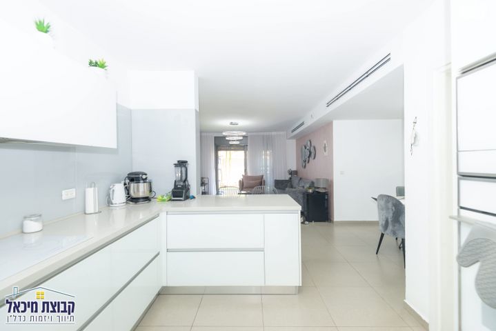 דירת גן, נלי זקס, פסגות אפק, ראש העין