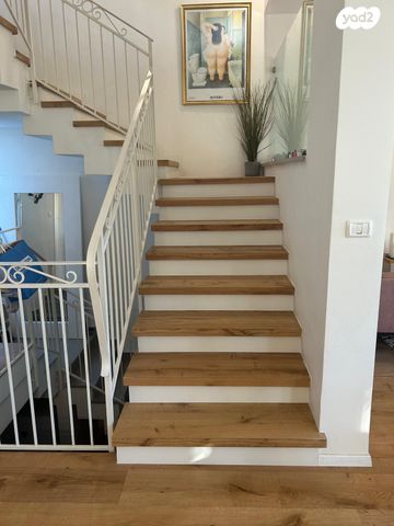 דו משפחתי, תל מונד