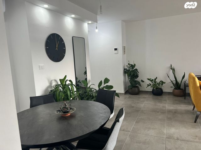 גג/ פנטהאוז, נתיבות מערב, נתיבות