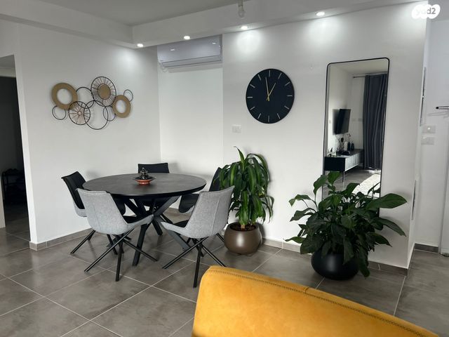 גג/ פנטהאוז, נתיבות מערב, נתיבות