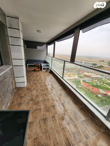 גג/ פנטהאוז, נתיבות מערב, נתיבות