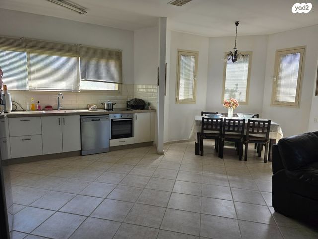 בית פרטי/ קוטג', גינתון