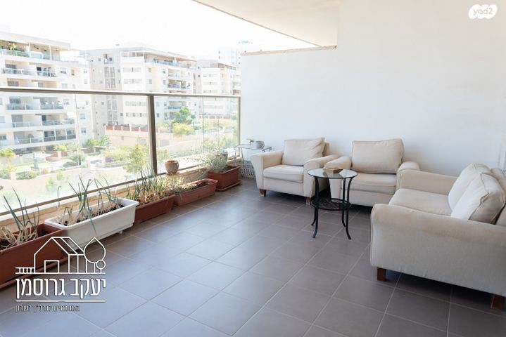 דירה, נחל אלכסנדר, צור יצחק, צור יצחק