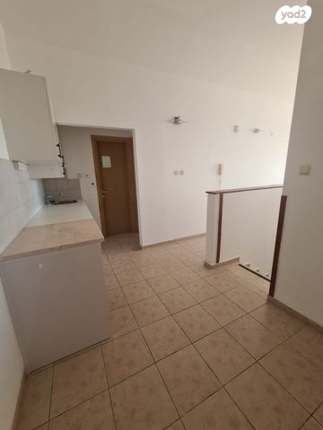 גג/ פנטהאוז, יפה נוף 4, רובע ה', אריאל