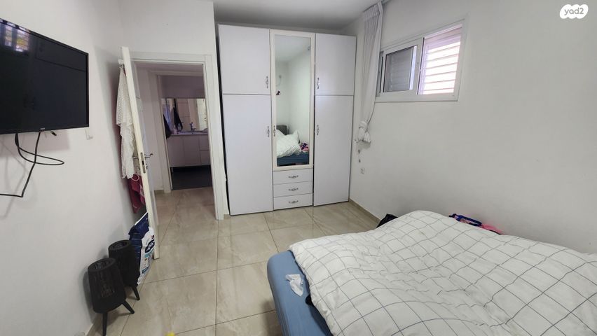 דירה, הגיבור האלמוני, יד אליהו, תל אביב יפו