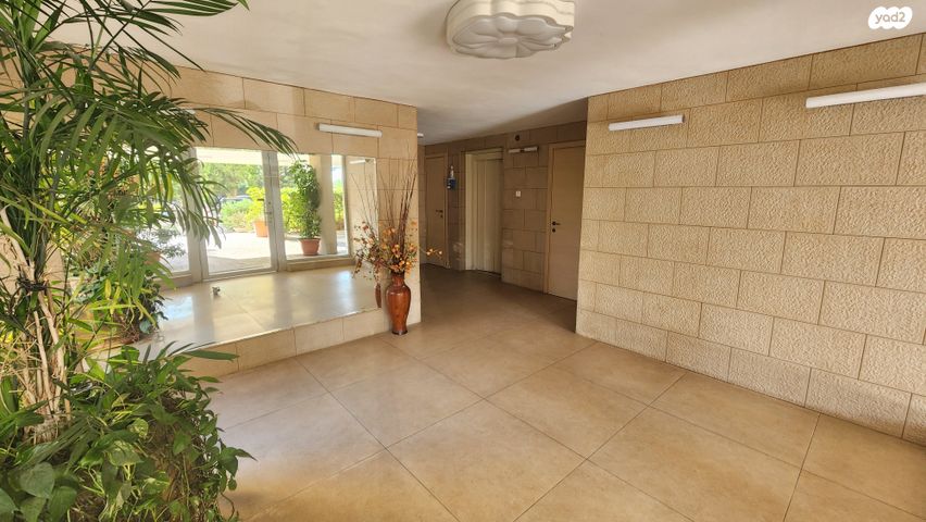 דירה, הגיבור האלמוני, יד אליהו, תל אביב יפו