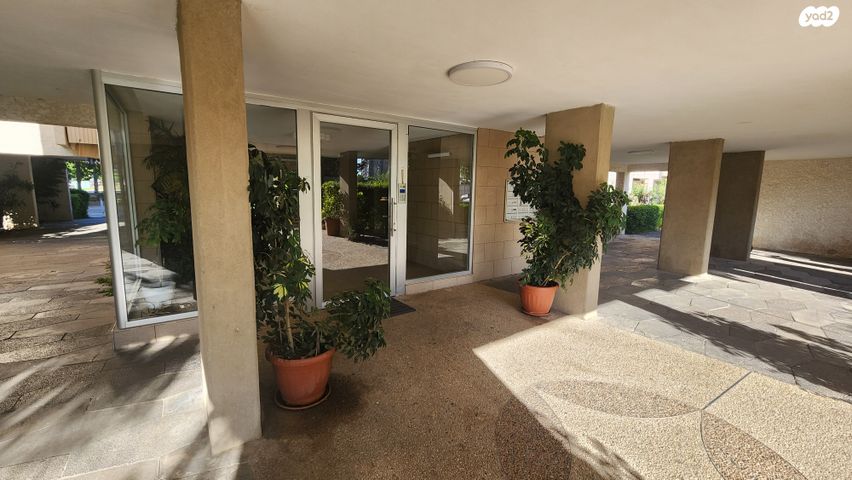 דירה, הגיבור האלמוני, יד אליהו, תל אביב יפו