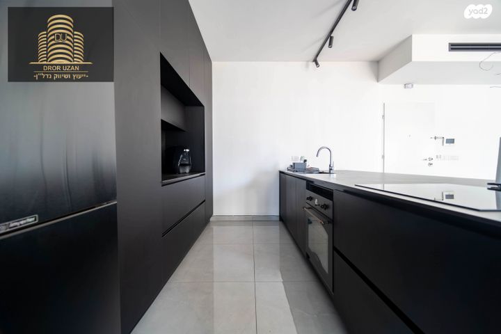 גג/ פנטהאוז, האחים בכר, קרול, פתח תקווה