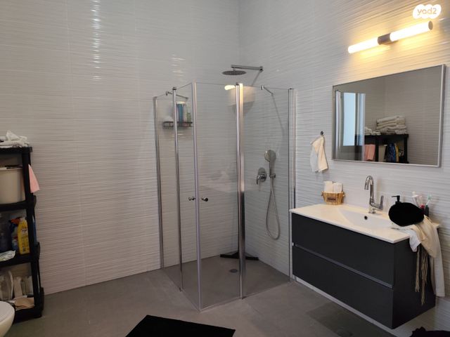 דו משפחתי, עץ השדה, אדמית / יערית, שלומי