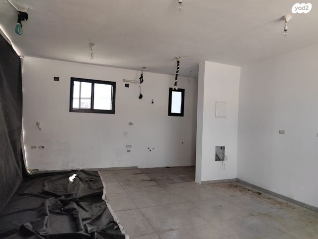 דו משפחתי, עץ השדה, אדמית / יערית, שלומי