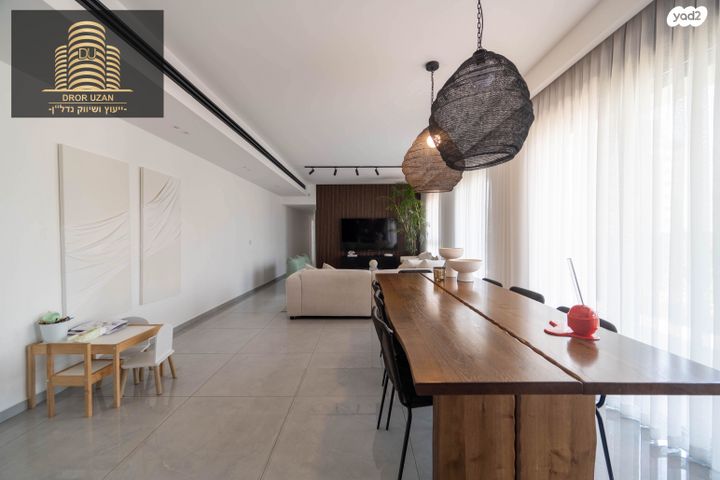 גג/ פנטהאוז, האחים בכר, קרול, פתח תקווה