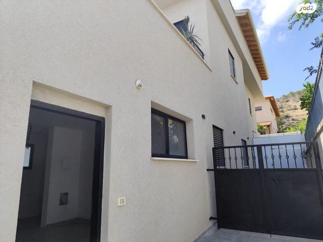 דו משפחתי, עץ השדה, אדמית / יערית, שלומי