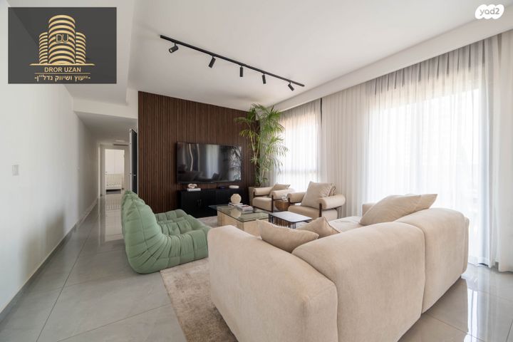 גג/ פנטהאוז, האחים בכר, קרול, פתח תקווה