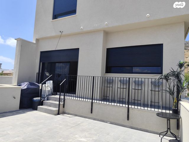 דו משפחתי, עץ השדה, אדמית / יערית, שלומי