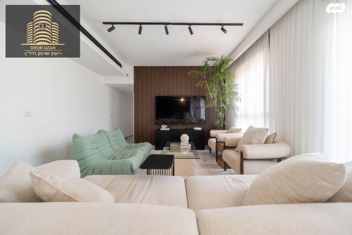 גג/ פנטהאוז, האחים בכר, קרול, פתח תקווה