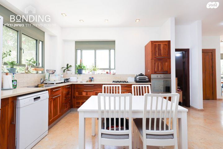 דו משפחתי, החרוב, אבן יהודה