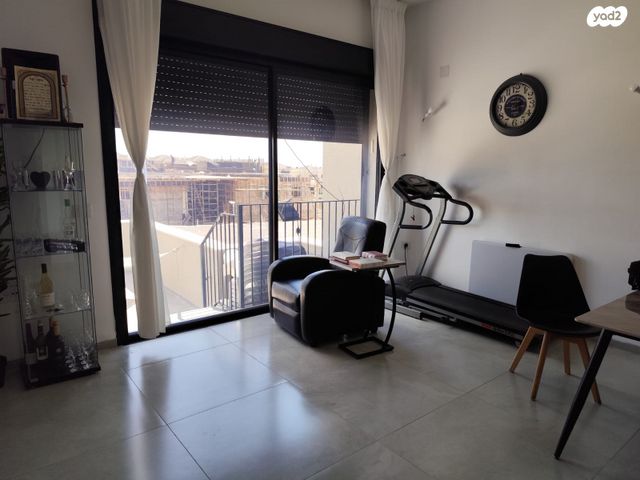 דו משפחתי, עץ השדה, אדמית / יערית, שלומי