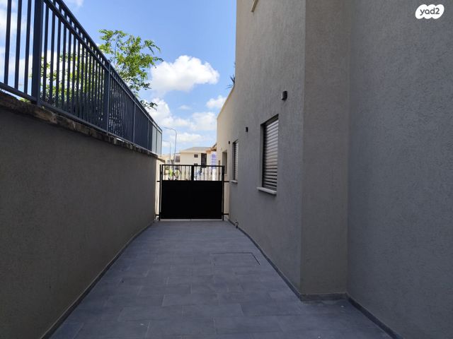 דו משפחתי, עץ השדה, אדמית / יערית, שלומי