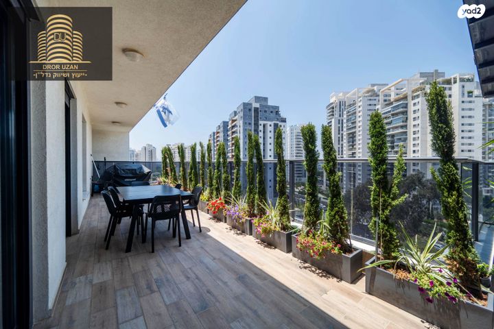 גג/ פנטהאוז, האחים בכר, קרול, פתח תקווה