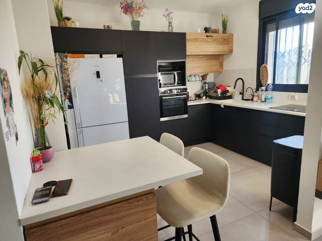 דירת גן, הצלף, צמח השדה, מעלה אדומים