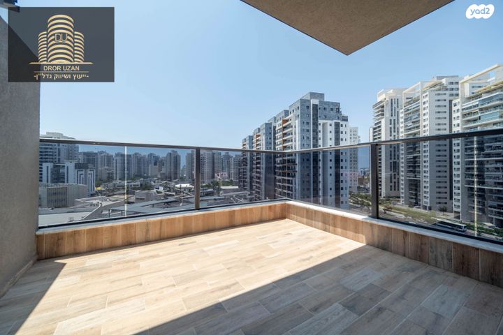 גג/ פנטהאוז, האחים בכר, קרול, פתח תקווה