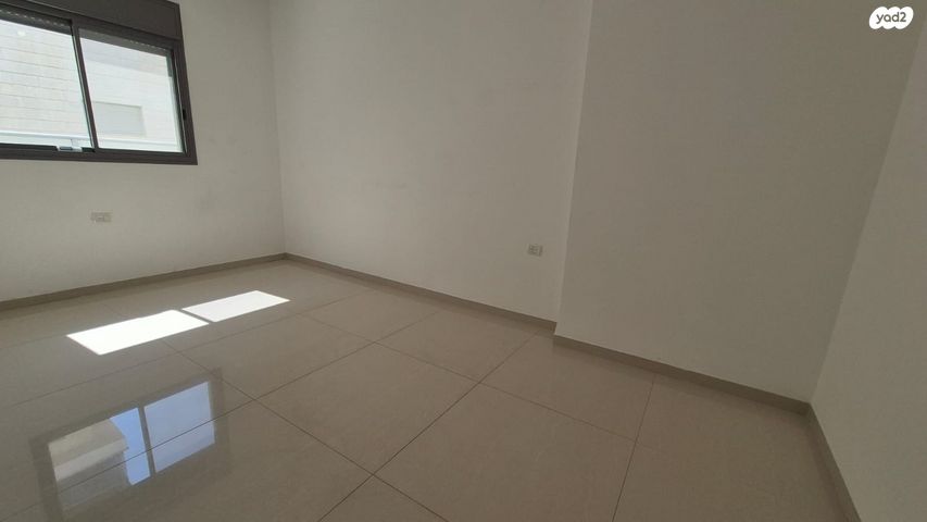 דירה, גולדה מאיר, שיכון עובדים, טבריה