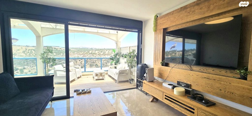 דירת גן, אורנית